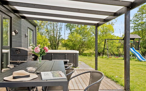 Jul - 300M from the Sea: Blå, Busk, Sommerhus, Bunddække, Have, Estate, Skygge, Landscaping, Stuehus, Eco Hotel