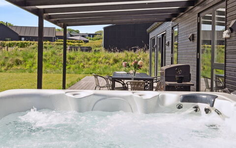Jul - 300M from the Sea: Blå, Busk, Sommerhus, Bunddække, Have, Estate, Skygge, Landscaping, Stuehus, Eco Hotel