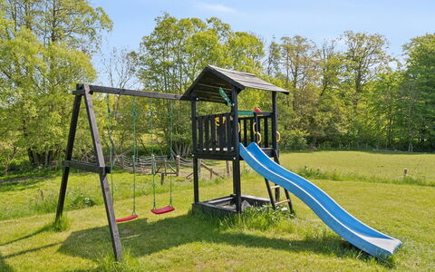 Jul - 300M from the Sea: Blå, Busk, Sommerhus, Bunddække, Have, Estate, Skygge, Landscaping, Stuehus, Eco Hotel