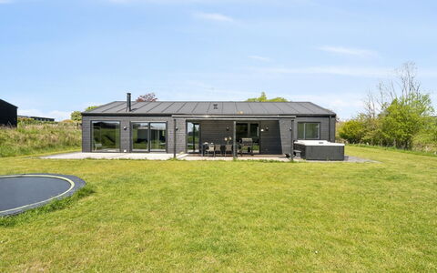 Jul - 300M from the Sea: Blå, Busk, Sommerhus, Bunddække, Have, Estate, Skygge, Landscaping, Stuehus, Eco Hotel
