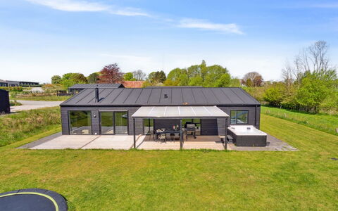 Jul - 300M from the Sea: Blå, Busk, Sommerhus, Bunddække, Have, Estate, Skygge, Landscaping, Stuehus, Eco Hotel