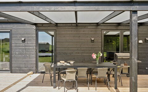 Jul - 300M from the Sea: Blå, Busk, Sommerhus, Bunddække, Have, Estate, Skygge, Landscaping, Stuehus, Eco Hotel