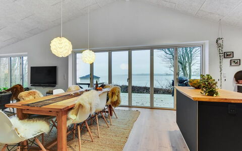Lika - 25M to the Fjord: Møbel, Couch, Indretning, Gulvbelægning, Stue, Etage, Throw Pillow, Værelse, Pude