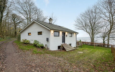 Lika - 25M to the Fjord: Boligområde, Tag, Forstad, Indkørsel, Estate, Skorsten