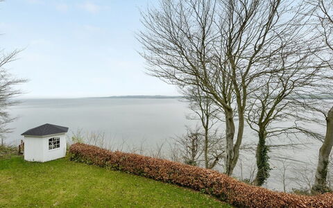 Lika - 25M to the Fjord: Boligområde, Tag, Forstad, Indkørsel, Estate, Skorsten