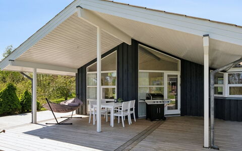 Harald - 300M from the Sea: Loft, Gulvbelægning, Indretning, Etage, Kompositmateriale, Møbel, Udvej, Hotel, Design, Dagslys