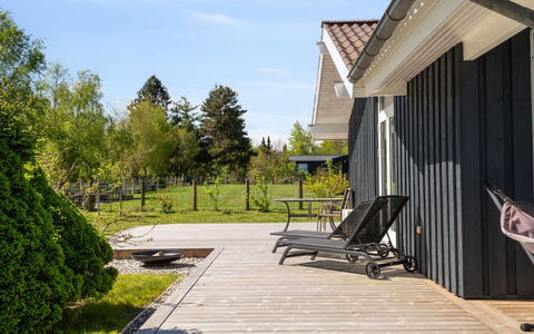 Harald - 300M from the Sea: Loft, Gulvbelægning, Indretning, Etage, Kompositmateriale, Møbel, Udvej, Hotel, Design, Dagslys