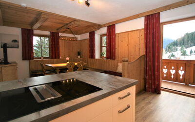 Zauberwinkel 800.3: Brun, Cabinetry, Countertop, Håndvask, Træ, Vindue, Køkken, Belysning, Gulvbelægning, Etage