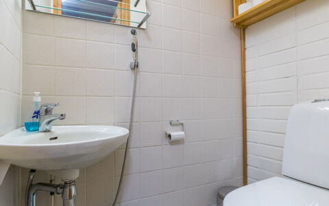 Teerenpesue a 6: Badeværelse, Badeværelsesvask, Sanitærarmatur, Væg, Gulvbelægning, Håndvask, Toiletbræt, Toilet, Etage, Indretning