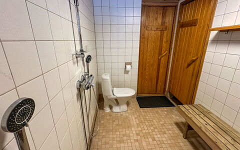 Kiilopalkinen: Træ, Gulvbelægning, Etage, Sanitærarmatur, Vvs, Kompositmateriale, Bejdse, Flise, Badeværelse, Hårdttræ