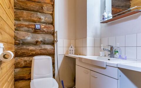 Kiilopalkinen: Toiletbræt, Gulvbelægning, Toilet, Sanitærarmatur, Træ, Etage, Badeværelse, Badeværelsesvask, Håndvask, Vvs
