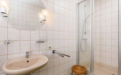Bungalow 8: Sanitærarmatur, Håndvask, Tap, Badeværelse, Indretning, Brusehoved, Badeværelsesvask, Etage, Bruser, Gulvbelægning