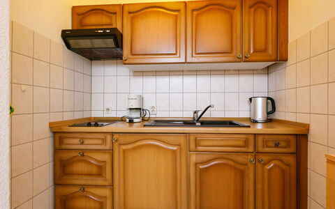 Bungalow 8: Brun, Cabinetry, Ejendom, Countertop, Håndvask, Køkkenvask, Tap, Træ, Køkken, Indretning