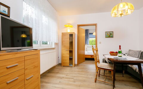 Bungalow 8: Møbel, Cabinetry, Ejendom, Bord, Bygning, Stol, Countertop, Indretning, Træ, Skuffe