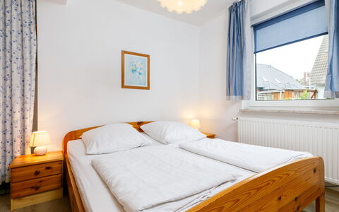 Bungalow 8: Møbel, Ejendom, Komfort, Blå, Vindue, Azure, Træ, Bygning, Orange, Belysning