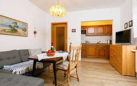 Bungalow 8: Cabinetry, Møbel, Bord, Ejendom, Couch, Countertop, Plante, Træ, Indretning, Billedramme