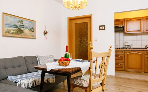 Bungalow 8: Bord, Møbel, Ejendom, Cabinetry, Billedramme, Træ, Stol, Belysning, Indretning, Gul