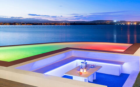 Villa Maddalena - Siracusa, Sicilia: Vand, Himmel, Sky, Blå, Lys, Azure, Udendørs Møbler, Krop Af Vand, Indretning, Svømmepøl