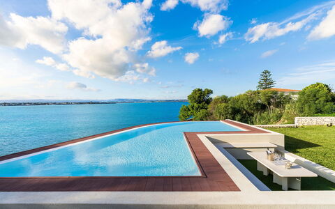 Villa Maddalena - Siracusa, Sicilia: Sky, Vand, Himmel, Vandressourcer, Bygning, Plante, Svømmepøl, Udendørs Møbler, Naturlige Landskab, Rektangel