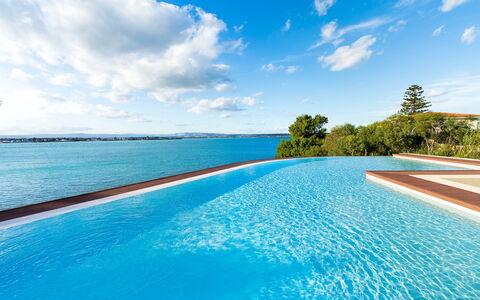Villa Maddalena - Siracusa, Sicilia: Sky, Himmel, Vand, Daytime, Svømmepøl, Blå, Azure, Træ, Naturlige Landskab, Plante