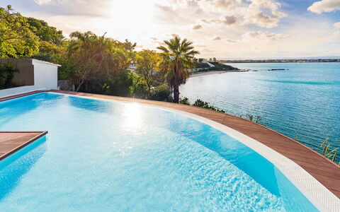 Villa Maddalena - Siracusa, Sicilia: Vand, Sky, Himmel, Daytime, Ejendom, Plante, Blå, Svømmepøl, Azure, Træ