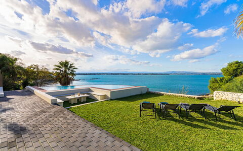 Villa Maddalena - Siracusa, Sicilia: Sky, Vand, Plante, Himmel, Møbel, Azure, Udendørs Møbler, Skygge, Træ, Coastal Og Oceaniske Landskabsformer