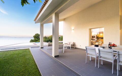 Villa Maddalena - Siracusa, Sicilia: Ejendom, Bygning, Plante, Indretning, Himmel, Skygge, Belysning, Arkitektur, Træ, Bord