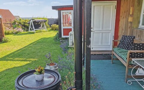 Elvira - 300M from the Sea: Træ, Tag, Arkitektur, Hjem, Hus, Sommerhus, Sidespor, Hårdttræ, Hældning, Estate