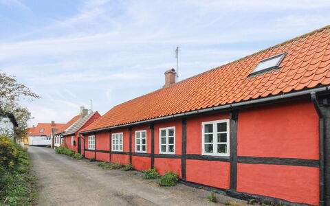 Elvira - 300M from the Sea: Træ, Tag, Arkitektur, Hjem, Hus, Sommerhus, Sidespor, Hårdttræ, Hældning, Estate
