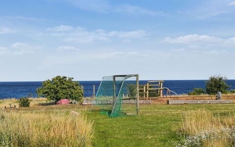 Elvira - 300M from the Sea: Træ, Tag, Arkitektur, Hjem, Hus, Sommerhus, Sidespor, Hårdttræ, Hældning, Estate