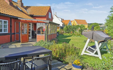 Elvira - 300M from the Sea: Træ, Tag, Arkitektur, Hjem, Hus, Sommerhus, Sidespor, Hårdttræ, Hældning, Estate