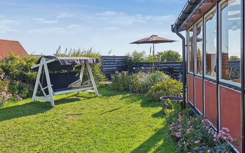Elvira - 300M from the Sea: Træ, Tag, Arkitektur, Hjem, Hus, Sommerhus, Sidespor, Hårdttræ, Hældning, Estate