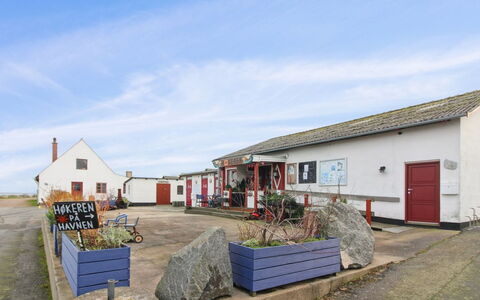 Elvira - 300M from the Sea: Træ, Tag, Arkitektur, Hjem, Hus, Sommerhus, Sidespor, Hårdttræ, Hældning, Estate