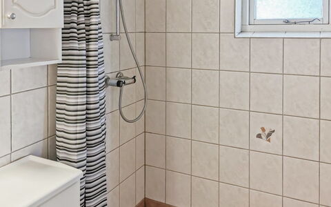 Elvira - 300M from the Sea: Badeværelse, Gulvbelægning, Sanitærarmatur, Etage, Indretning, Toilet, Vvs, Flise, Håndvask, Tap