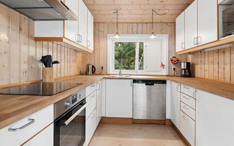 Ellynor - 600M from the Sea: Køkken, Countertop, Gulvbelægning, Træ, Køkken Apparat, Indretning, Cabinetry, Etage, Møbel, Større Bandage