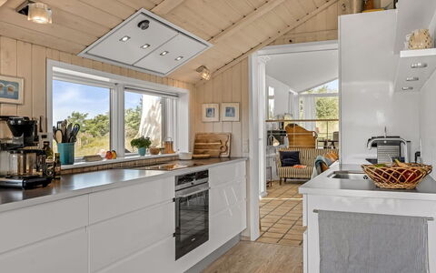 Annrike - 400M from the Sea: Træ, Køkken, Gulvbelægning, Loft, Indretning, Køkken Apparat, Større Bandage, Countertop, Etage, Husholdningsapparat