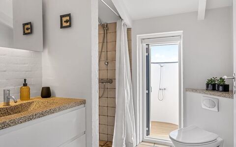 Annrike - 400M from the Sea: Gulvbelægning, Væg, Indretning, Etage, Sanitærarmatur, Badeværelse, Loft, Belysning, Vvs, Værelse