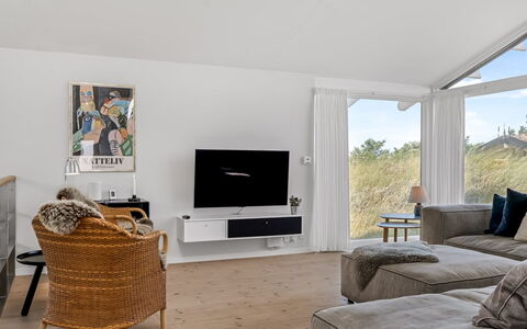 Annrike - 400M from the Sea: Møbel, Indretning, Gulvbelægning, Couch, Væg, Etage, Stue, Træ, Loft, Værelse