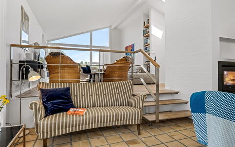 Annrike - 400M from the Sea: Møbel, Indretning, Gulvbelægning, Couch, Etage, Væg, Træ, Lejlighed, Stue, Loft
