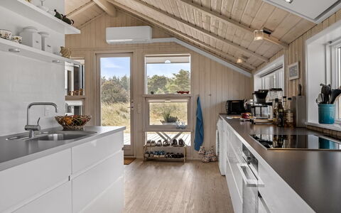 Annrike - 400M from the Sea: Køkken, Countertop, Gulvbelægning, Træ, Køkken Apparat, Større Bandage, Indretning, Møbel, Etage, Loft