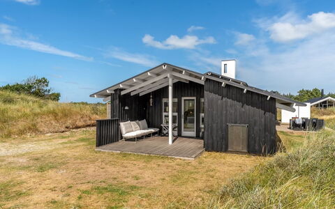 Annrike - 400M from the Sea: Hus, Hjem, Dør, Tag, Sommerhus, Estate, Have, Skygge, Sidespor, Gård