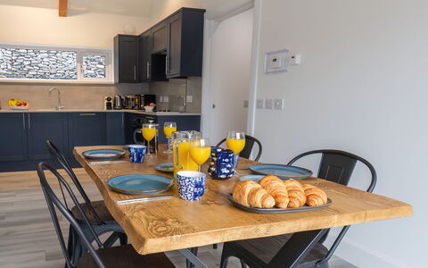 Loch View: Mad, Bord, Møbel, Bordservice, Cabinetry, Stol, Køkken, Træ, Countertop, Køkken Apparat