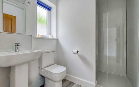 Loch View: Væg, Gulvbelægning, Etage, Sanitærarmatur, Badeværelse, Kompositmateriale, Toilet, Vvs, Lejlighed