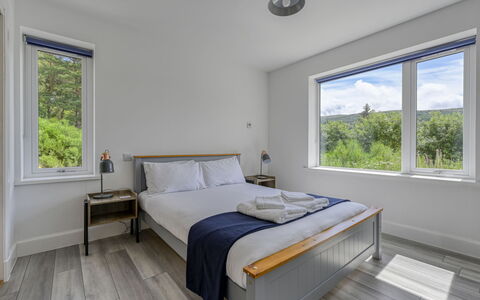 Loch View: Træ, Soveværelse, Indretning, Loft, Gulvbelægning, Seng, Etage, Sengetøj, Sengetøj, Hjem