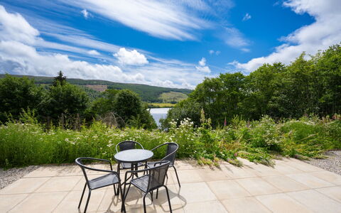 Loch View: Møbel, Udendørs Møbler, Udendørs Bord, Stol, Have, Landscaping, Køkken & Spisebord, Parkere, Kaffebord