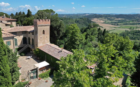 Torre Di Montelopio: Sky, Bygning, Himmel, Vindue, Træ, Plante, Vegetationen, Highland, Naturlige Landskab, Landskab