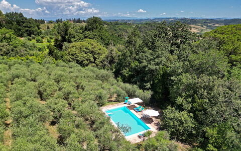 Torre Di Montelopio: Himmel, Plantesamfund, Vand, Sky, Naturlige Landskab, Træ, Land Lot, Plante, Svømmepøl, Busk