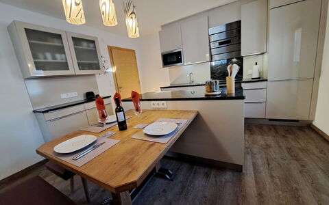 Finkenberg 900: Bord, Møbel, Bygning, Træ, Stol, Billedramme, Arkitektur, Indretning, Cabinetry, Etage