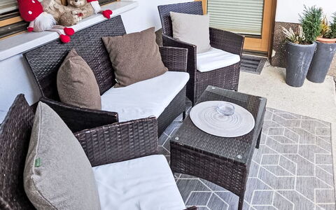 Finkenberg 900: Møbel, Pude, Udendørs Møbler, Stol, Indretning, Couch, Hjem, Throw Pillow, Wicker, Stue