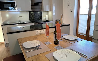 Finkenberg 900: Bord, Cabinetry, Ejendom, Møbel, Countertop, Træ, Bygning, Bordservice, Vindue, Håndvask